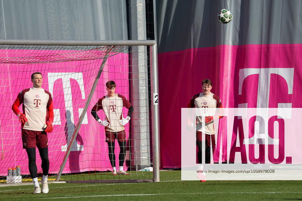Manuel Neuer (FC Bayern Muenchen, 01) mit Jonas Urbig (FC Bayern Muenchen, 40) und Leon Klanac (FC Bayern Muenchen, 48) beim Training, GER, Abschlusstraining, FC Bayern Muenchen, Fussball, UEFA Champions League, Play-offs, Saison 2024 2025, 17.02.2025, GER, Abschlusstraining, FC Bayern Muenchen, Fussball, UEFA Champions League, Play-offs, Saison 2024 2025, 17.02.2025 Muenchen