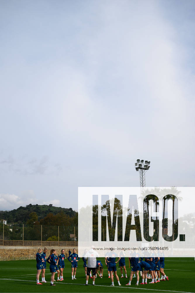 Players of the Swedish womans national football team gather at training session on February 18, 2025 in Marbella. Photo: Ludvig Thunman BILDBYRAN kod LT LT0677 fotboll football soccer fotball träning practice training sverige sweden dam bbeng