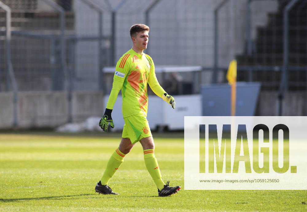 Fussball, Herren, Regionalliga Bayern, Saison 2024 2025, FC Bayern München Amateure - 1. FC Schweinfurt 05, Grünwalder Stadion Benjamin Ballis (FC Bayern München II) vor seinem Tor stehend