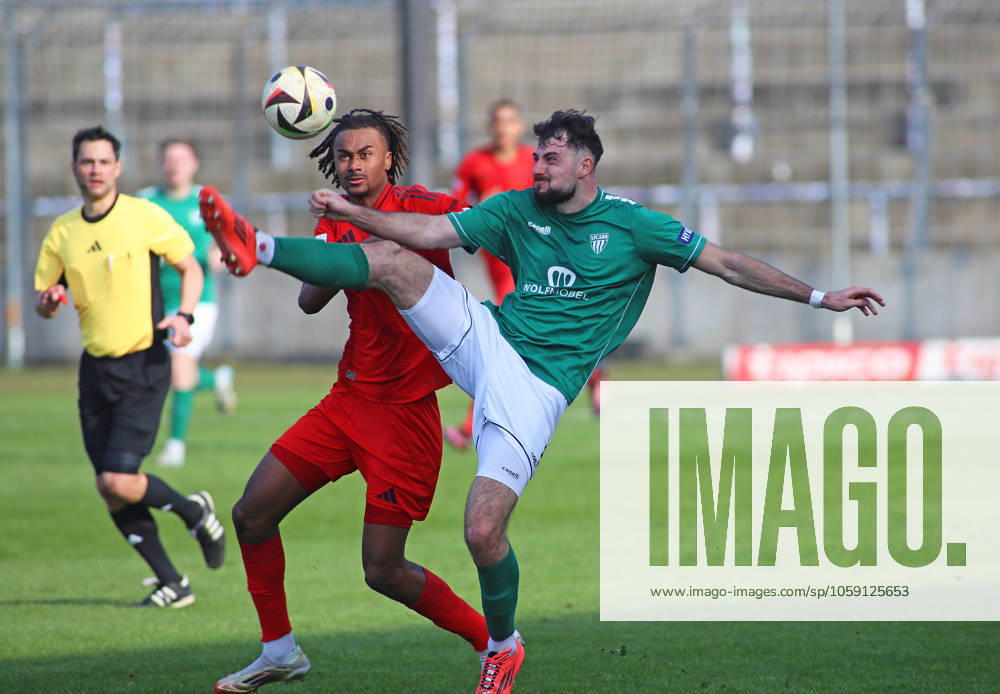 Fussball, Herren, Regionalliga Bayern, Saison 2024 2025, FC Bayern München Amateure - 1. FC Schweinfurt 05, Grünwalder Stadion Jonah Kusi-Asare (FC Bayern München II) (li.) mit Lucas Zeller (1.FC Schweinfurt 05) (re.) im Zweikampf um den Ball