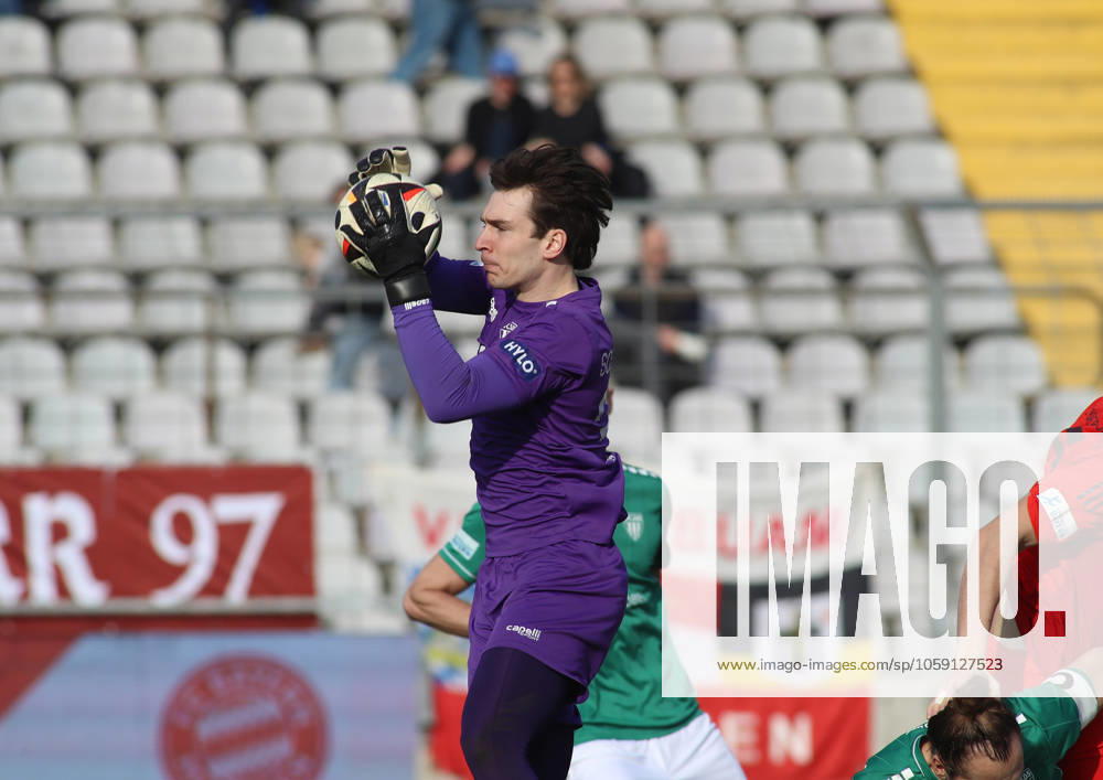 Fussball, Herren, Regionalliga Bayern, Saison 2024 2025, FC Bayern München Amateure - 1. FC Schweinfurt 05, Grünwalder Stadion Lukas Schneller (1.FC Schweinfurt 05) fängt einen Ball sicher herunter