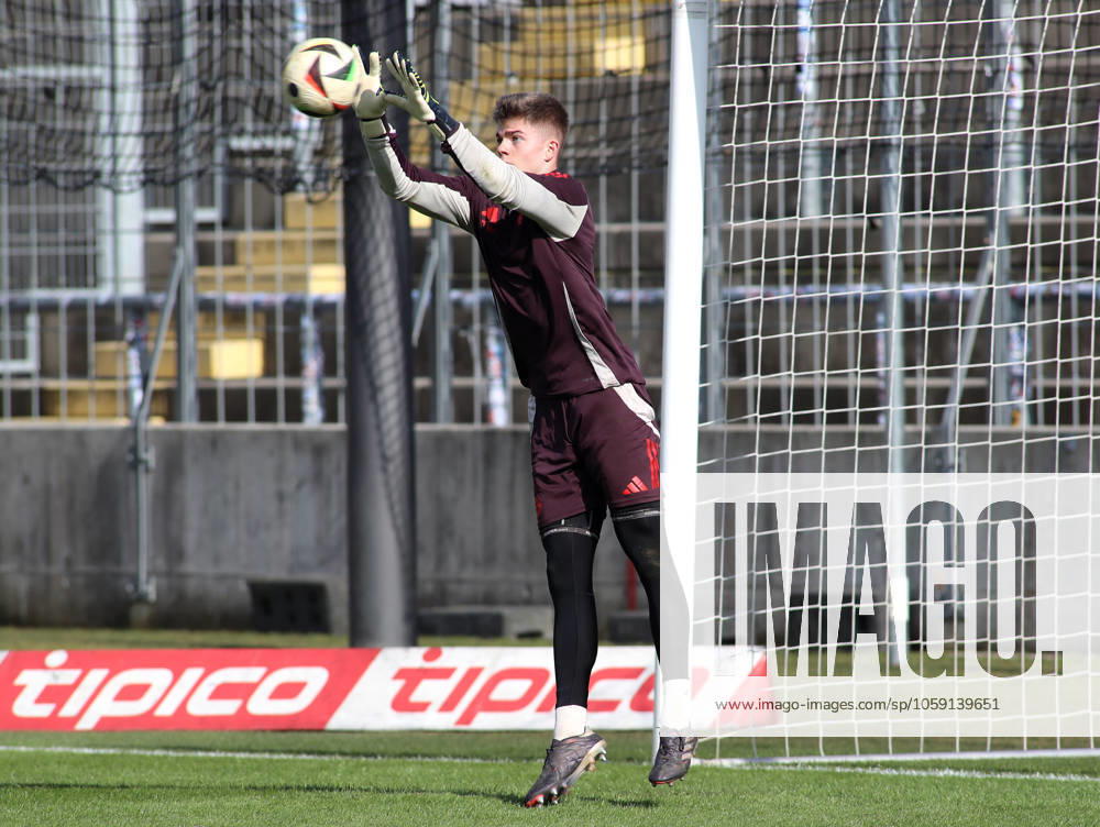 Fussball, Herren, Regionalliga Bayern, Saison 2024 2025, FC Bayern München Amateure - 1. FC Schweinfurt 05, Grünwalder Stadion Benjamin Ballis (FC Bayern München II) beim Aufwärmen