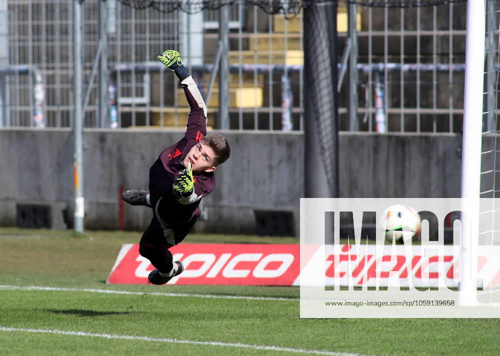 Fussball, Herren, Regionalliga Bayern, Saison 2024 2025, FC Bayern München Amateure - 1. FC Schweinfurt 05, Grünwalder Stadion Benjamin Ballis (FC Bayern München II) beim Aufwärmen, fliegt einem Ball hinterher