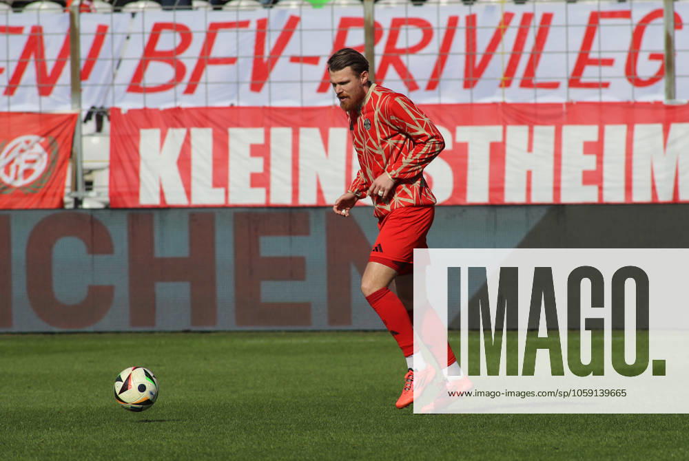 Fussball, Herren, Regionalliga Bayern, Saison 2024 2025, FC Bayern München Amateure - 1. FC Schweinfurt 05, Grünwalder Stadion Steve Breitkreuz (FC Bayern München II) mit Ball beim Aufwärmen