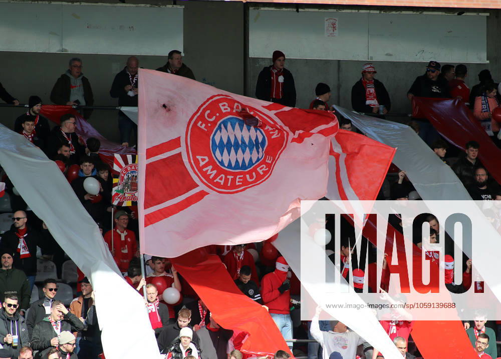 Fussball, Herren, Regionalliga Bayern, Saison 2024 2025, FC Bayern München Amateure - 1. FC Schweinfurt 05, Grünwalder Stadion Hier eine Fahne, FC Baern Amateure, Heimfans