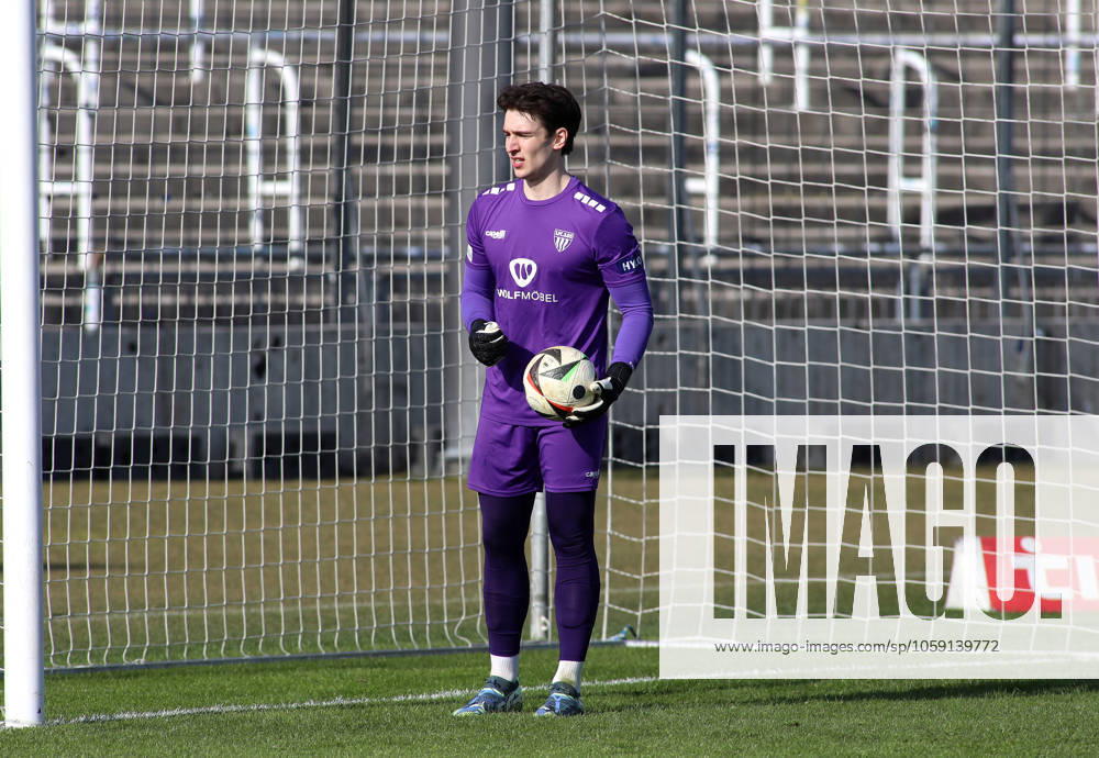 Fussball, Herren, Regionalliga Bayern, Saison 2024 2025, FC Bayern München Amateure - 1. FC Schweinfurt 05, Grünwalder Stadion Lukas Schneller (1.FC Schweinfurt 05) mit einem Ball in den Händen