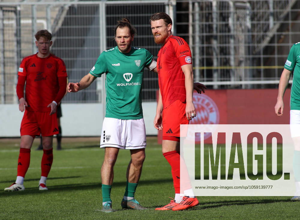 Fussball, Herren, Regionalliga Bayern, Saison 2024 2025, FC Bayern München Amateure - 1. FC Schweinfurt 05, Grünwalder Stadion Kristian Böhnlein Boehnlein (1.FC Schweinfurt 05) (li.) mit Steve Breitkreuz (FC Bayern München II) (re.) stehend auf dem Spielfeld