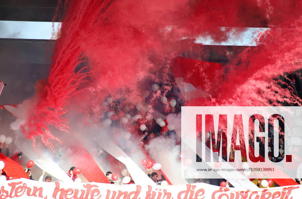 Fussball, Herren, Regionalliga Bayern, Saison 2024 2025, FC Bayern München Amateure - 1. FC Schweinfurt 05, Grünwalder Stadion Hier eine rote Fontäne, Pyro, Choreo bei den FC Bayern Amateure Fans