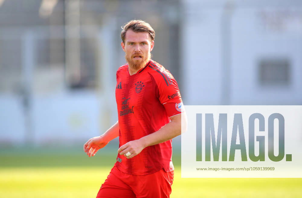 Fussball, Herren, Regionalliga Bayern, Saison 2024 2025, FC Bayern München Amateure - 1. FC Schweinfurt 05, Grünwalder Stadion Steve Breitkreuz (FC Bayern München II) Kopf, Oberkörper, Blick nach links