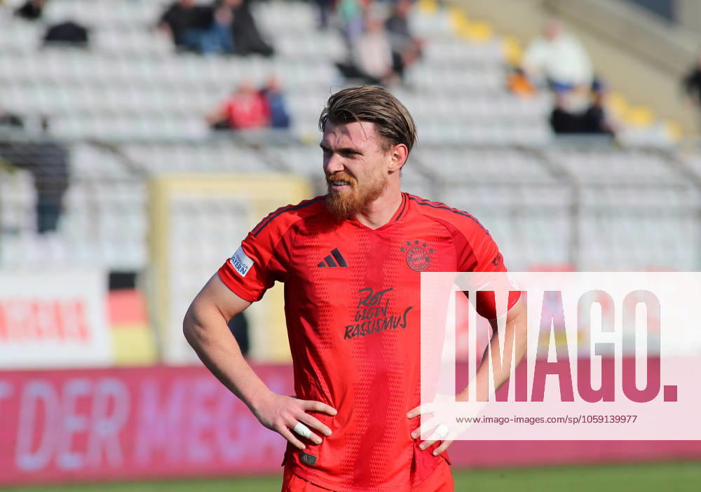 Fussball, Herren, Regionalliga Bayern, Saison 2024 2025, FC Bayern München Amateure - 1. FC Schweinfurt 05, Grünwalder Stadion Steve Breitkreuz (FC Bayern München II) stehend, Blick nach rechts, Kopf, Oberkörper
