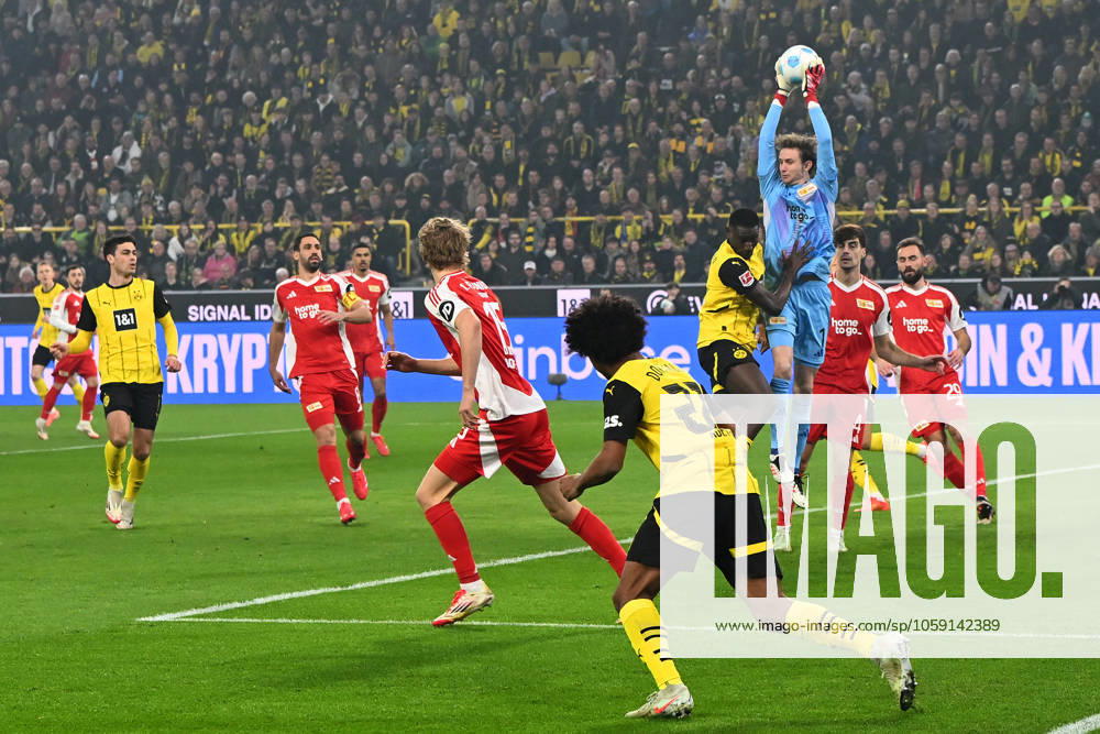 Serhou Guirassy (Borussia Dortmund) und Torwart Frederik Roennow (Union Berlin) im Zweikampf waehrend des Spiels der 1. Bundesliga zwischen Borussia Dortmund und 1. FC Union Berlin, SIGNAL IDUNA PARK am 22. February 2025 in Dortmund, Deutschland. (Foto von Ralf Treese DeFodi Images) +++ Serhou Guirassy (Borussia Dortmund) und Torwart Frederik Roennow (Union Berlin) battle for the ball during the Bundesliga match between Borussia Dortmund and 1. FC Union Berlin at Signal Iduna Park on February 22, 2025 in Dortmund, Germany. (Photo by Ralf Treese DeFodi Images) DFL regulations prohibit any use of photographs as image sequences and or quasi-video. (Photo by Ralf Treese DeFodi Images)