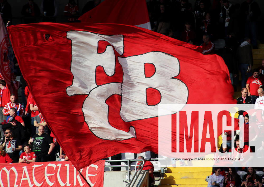 Fussball, Herren, Regionalliga Bayern, Saison 2024 2025, FC Bayern München Amateure - 1. FC Schweinfurt 05, Grünwalder Stadion Hier eine Fahne mit dem Aufdruck FCB, FC Bayern München, Symbolbild