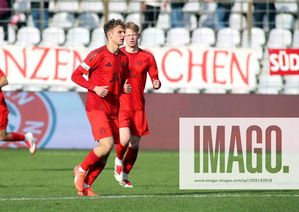 Fussball, Herren, Regionalliga Bayern, Saison 2024 2025, FC Bayern München Amateure - 1. FC Schweinfurt 05, Grünwalder Stadion Kurt Rüger Rueger (FC Bayern München II) joggt über den Platz