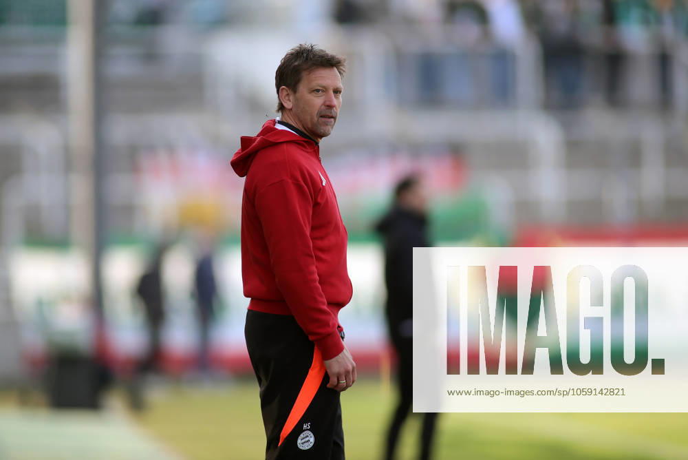 Fussball, Herren, Regionalliga Bayern, Saison 2024 2025, FC Bayern München Amateure - 1. FC Schweinfurt 05, Grünwalder Stadion Holger Seitz, Trainer (FC Bayern München II) an der Seitenlinie stehend, Blick nach rechts