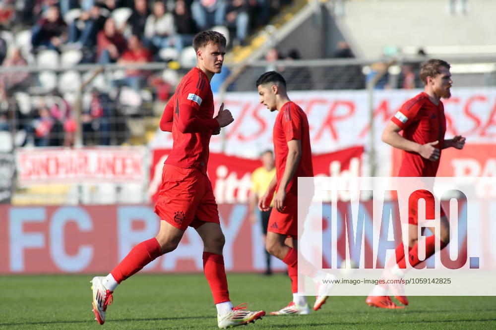 Fussball, Herren, Regionalliga Bayern, Saison 2024 2025, FC Bayern München Amateure - 1. FC Schweinfurt 05, Grünwalder Stadion Paul Scholl (FC Bayern München II) läuft über den Platz