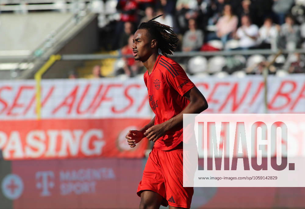 Fussball, Herren, Regionalliga Bayern, Saison 2024 2025, FC Bayern München Amateure - 1. FC Schweinfurt 05, Grünwalder Stadion Jonah Kusi-Asare (FC Bayern München II) Kopf, Oberkörper