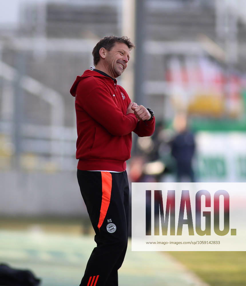 Fussball, Herren, Regionalliga Bayern, Saison 2024 2025, FC Bayern München Amateure - 1. FC Schweinfurt 05, Grünwalder Stadion Holger Seitz, Trainer (FC Bayern München II) an der Seitenlinie stehend, amüsiert, Gesichtsausdruck, Mimik, Geste