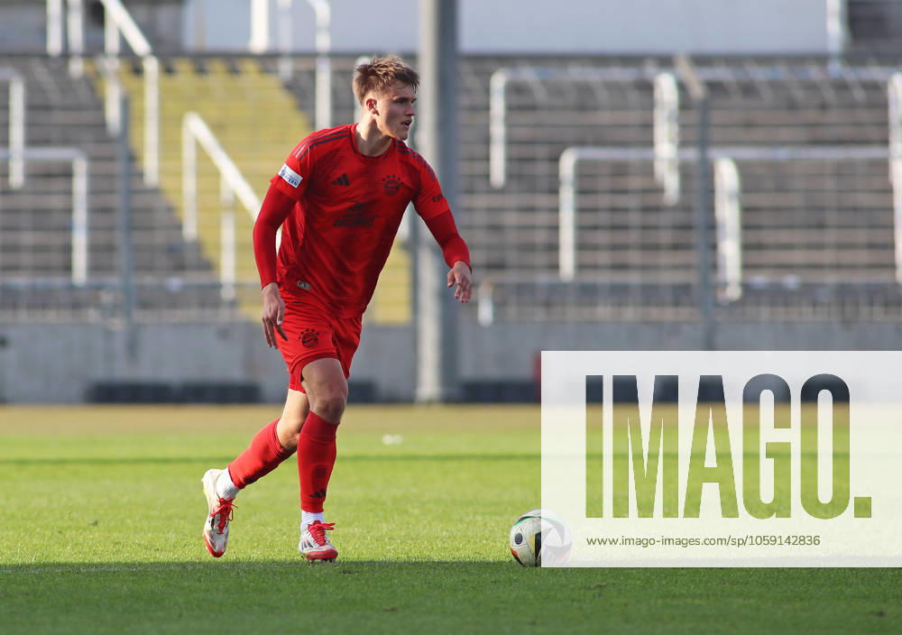 Fussball, Herren, Regionalliga Bayern, Saison 2024 2025, FC Bayern München Amateure - 1. FC Schweinfurt 05, Grünwalder Stadion Paul Scholl (FC Bayern München II) mit Ball im Angriff