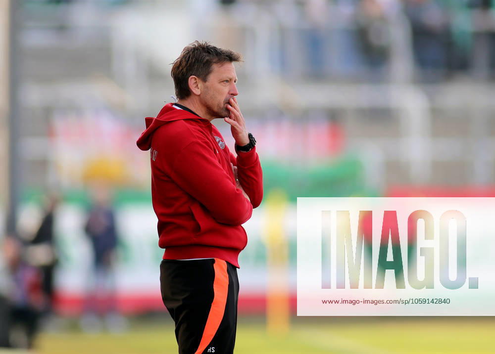 Fussball, Herren, Regionalliga Bayern, Saison 2024 2025, FC Bayern München Amateure - 1. FC Schweinfurt 05, Grünwalder Stadion Holger Seitz, Trainer (FC Bayern München II) an der Seitenlinie stehend, Hand am Mund, nachdenklich, in Gedanken, überlegen