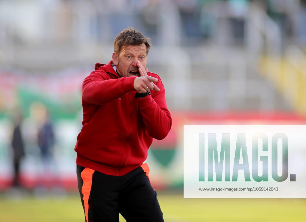 Fussball, Herren, Regionalliga Bayern, Saison 2024 2025, FC Bayern München Amateure - 1. FC Schweinfurt 05, Grünwalder Stadion Holger Seitz, Trainer (FC Bayern München II) an der Seitenlinie stehend, streckt den rechten Arm aus, rufen, schreien, Anweisungen geben