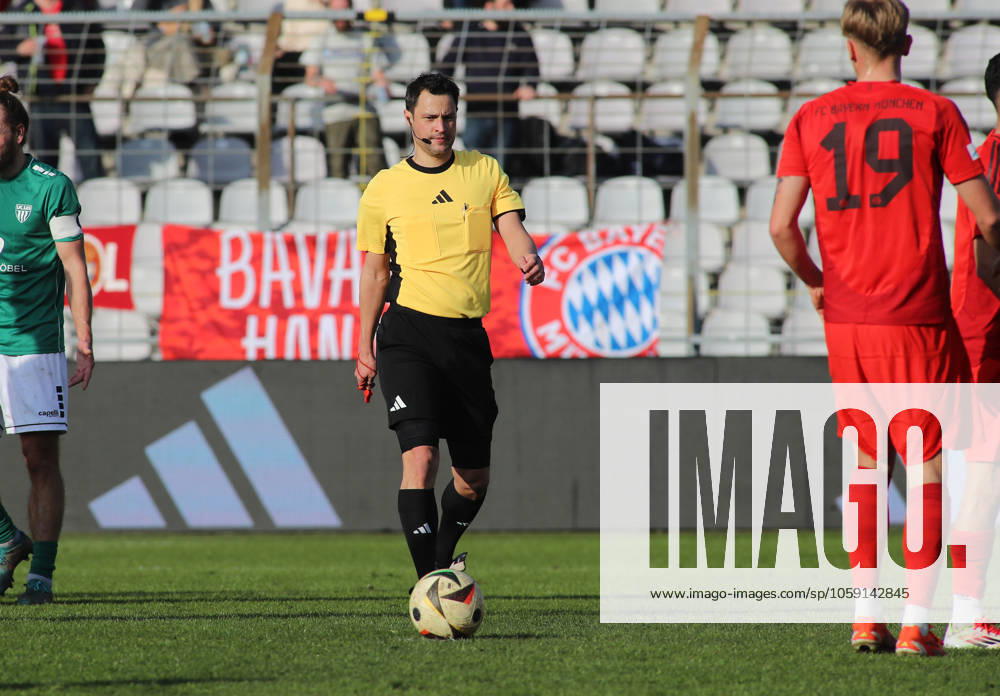 Fussball, Herren, Regionalliga Bayern, Saison 2024 2025, FC Bayern München Amateure - 1. FC Schweinfurt 05, Grünwalder Stadion Schiedsrichter Lothar Ostheimer auf dem Platz