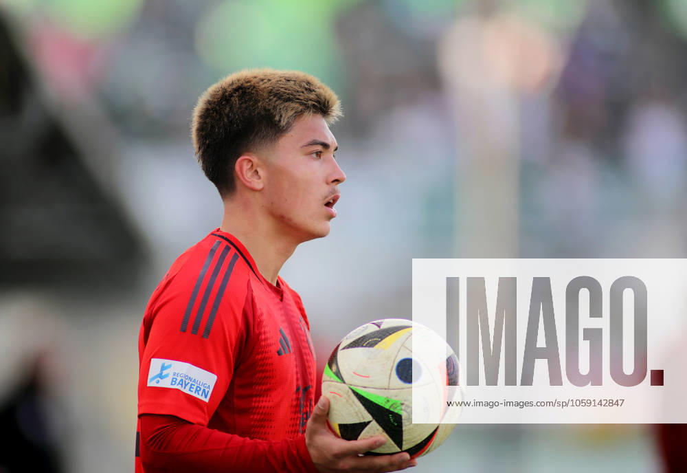 Fussball, Herren, Regionalliga Bayern, Saison 2024 2025, FC Bayern München Amateure - 1. FC Schweinfurt 05, Grünwalder Stadion Angelo Brückner Brueckner (FC Bayern München II) mit einem Ball in den Händen, seitlich im Profil