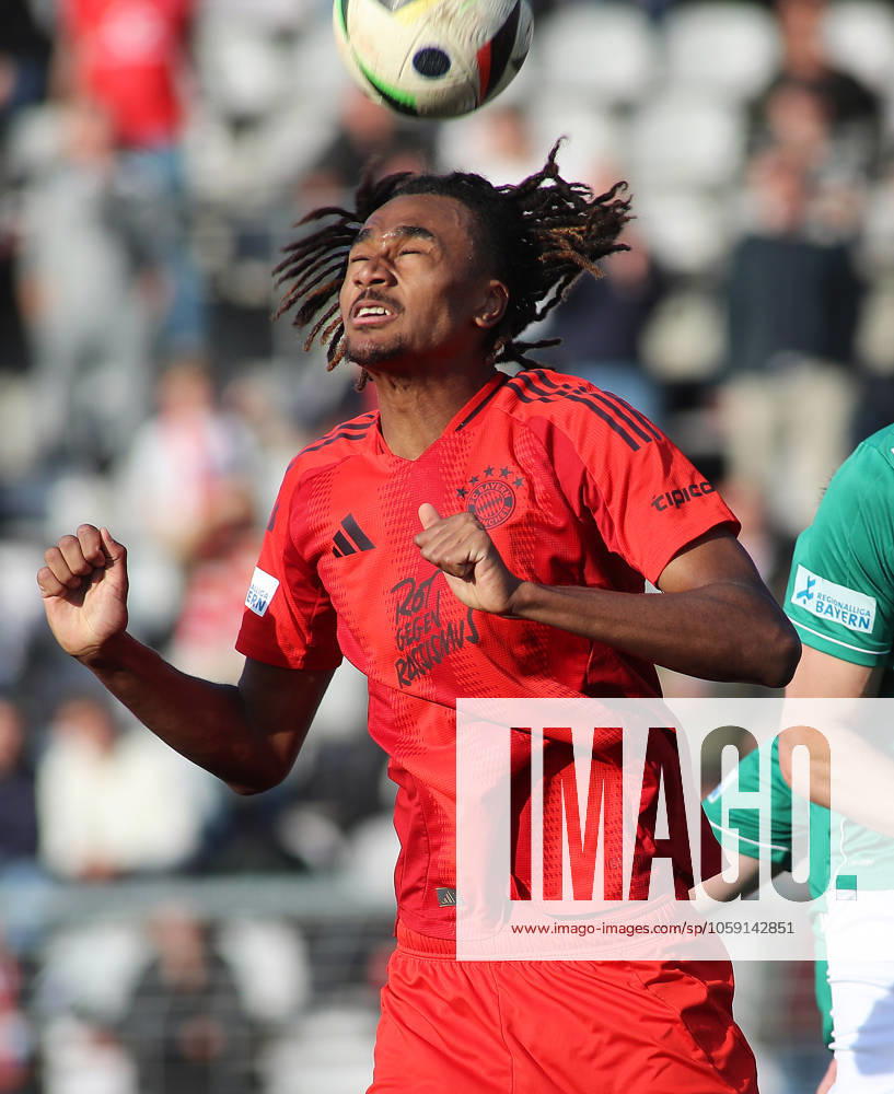 Fussball, Herren, Regionalliga Bayern, Saison 2024 2025, FC Bayern München Amateure - 1. FC Schweinfurt 05, Grünwalder Stadion Jonah Kusi-Asare (FC Bayern München II) bei einem Kopfball, Kopf, Oberkörper
