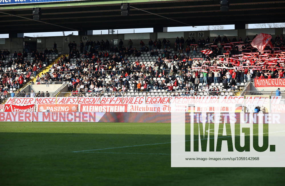 Fussball, Herren, Regionalliga Bayern, Saison 2024 2025, FC Bayern München Amateure - 1. FC Schweinfurt 05, Grünwalder Stadion Banner der FC Bayern Fans, Meister müssen Aufsteigen, BFV Privileg eigener Regionalliga abschaffen