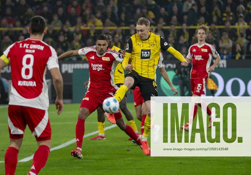Maximilian Beier (Borussia Dortmund, 14) im Zweikampf mit Danilho Doekhi (FC Union Berlin, 5) 22.02.2025, Fussball, 1. Bundesliga: Borussia Dortmund - Union Berlin in Dortmund, Signal Iduna Park, Saison 2024 2025 DFL regulations prohibit any use of photographs as image sequences and or quasi-video.