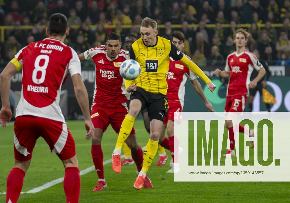 Maximilian Beier (Borussia Dortmund, 14) im Zweikampf mit Danilho Doekhi (FC Union Berlin, 5) 22.02.2025, Fussball, 1. Bundesliga: Borussia Dortmund - Union Berlin in Dortmund, Signal Iduna Park, Saison 2024 2025 DFL regulations prohibit any use of photographs as image sequences and or quasi-video.