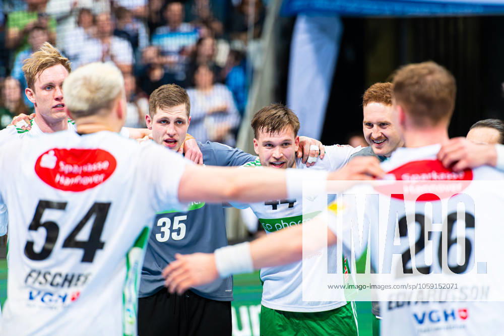 Joel Birlehm (TSV Hannover-Burgdorf, Nr. 35) Thomas Solstad (TSV Hannover-Burgdorf, Nr. 44) (v.l.), TSV Hannover-Burgdorf (weiss) gegen HSG Wetzlar (weiss) am 20. Spieltag der Saison 2024 2025 in der DAIKIN Handball-Bundesliga (22.02.2025, ZAG Arena (Hannover, GER),