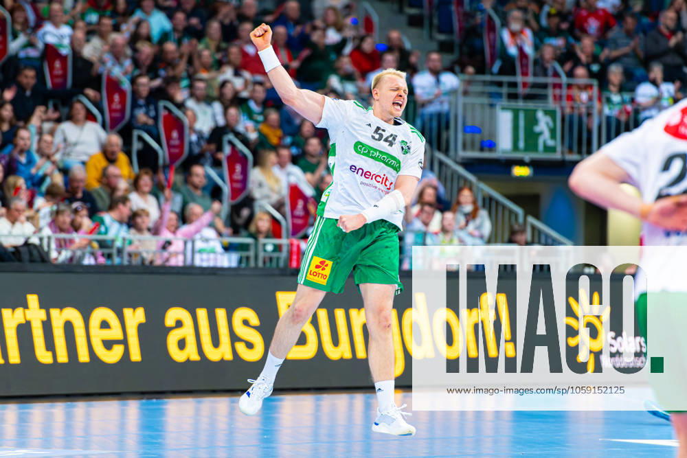 Justus Fischer (TSV Hannover-Burgdorf, Nr. 54) (v.l.), TSV Hannover-Burgdorf (weiss) gegen HSG Wetzlar (weiss) am 20. Spieltag der Saison 2024 2025 in der DAIKIN Handball-Bundesliga (22.02.2025, ZAG Arena (Hannover, GER),