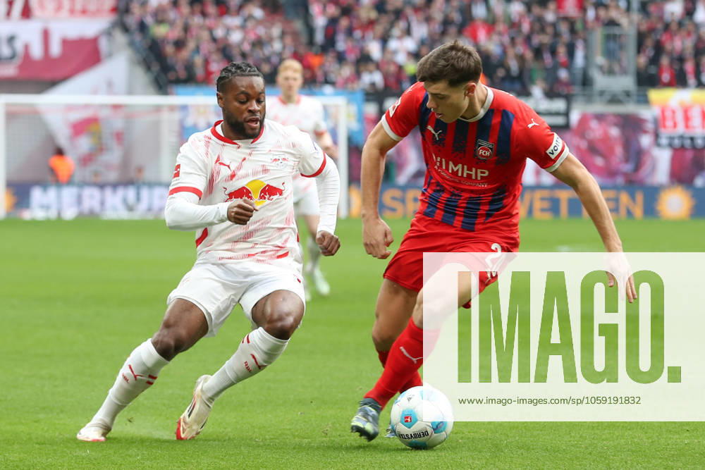 Fussball 1. Bundesliga, RB Leipzig - 1. FC Heidenheim, v.l. Ridle Baku (Leipzig), Luca Kerber (Heidenheim, 20) Zweikampf, Duell, Kampf, tackle Leipzig