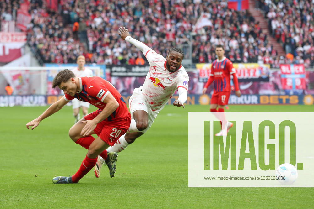 Fussball 1. Bundesliga, RB Leipzig - 1. FC Heidenheim, v.l. Luca Kerber (Heidenheim, 20), Ridle Baku (Leipzig) Zweikampf, Duell, Kampf, tackle Leipzig
