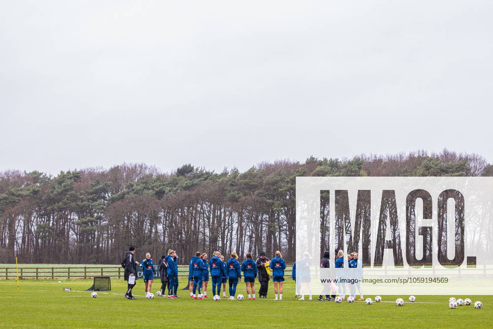 Players of the Swedish women s national football team at a training session on February 23, 2025 in Wrexham. Photo: David Rawcliffe BILDBYRAN kod XY XY0048 fotboll football soccer fotball nations league uefa womens nations league träning practice training sverige sweden dam bbeng