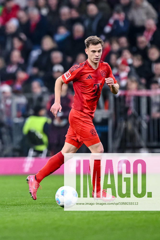 Joshua Kimmich (FC Bayern Muenchen) in Aktion, am Ball, Einzelaktion waehrend des Spiels der 1. Bundesliga zwischen FC Bayern München und Eintracht Frankfurt, Allianz Arena am 23. February 2025 in München, Deutschland. (Foto von Harry Langer DeFodi Images) +++ Joshua Kimmich (FC Bayern Muenchen) controls the Ball during the Bundesliga match between FC Bayern München and Eintracht Frankfurt at Allianz Arena on February 23, 2025 in Munich, Germany. (Photo by Harry Langer DeFodi Images) DFL regulations prohibit any use of photographs as image sequences and or quasi-video. (Photo by Harry Langer DeFodi Images) DFL regulations prohibit any use of photographs as image sequences and or quasi-video.