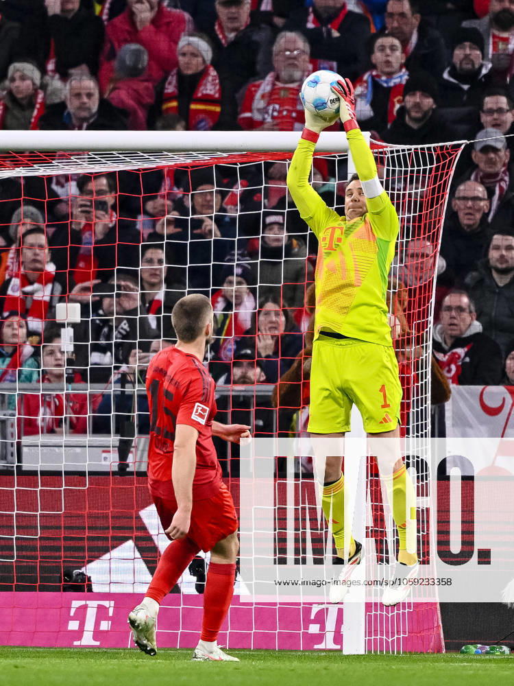 Torwart Manuel Neuer (FC Bayern Muenchen) in Aktion, am Ball, Einzelaktion waehrend des Spiels der 1. Bundesliga zwischen FC Bayern München und Eintracht Frankfurt, Allianz Arena am 23. February 2025 in München, Deutschland. (Foto von Harry Langer DeFodi Images) +++ Torwart Manuel Neuer (FC Bayern Muenchen) controls the Ball during the Bundesliga match between FC Bayern München and Eintracht Frankfurt at Allianz Arena on February 23, 2025 in Munich, Germany. (Photo by Harry Langer DeFodi Images) DFL regulations prohibit any use of photographs as image sequences and or quasi-video. (Photo by Harry Langer DeFodi Images) DFL regulations prohibit any use of photographs as image sequences and or quasi-video.
