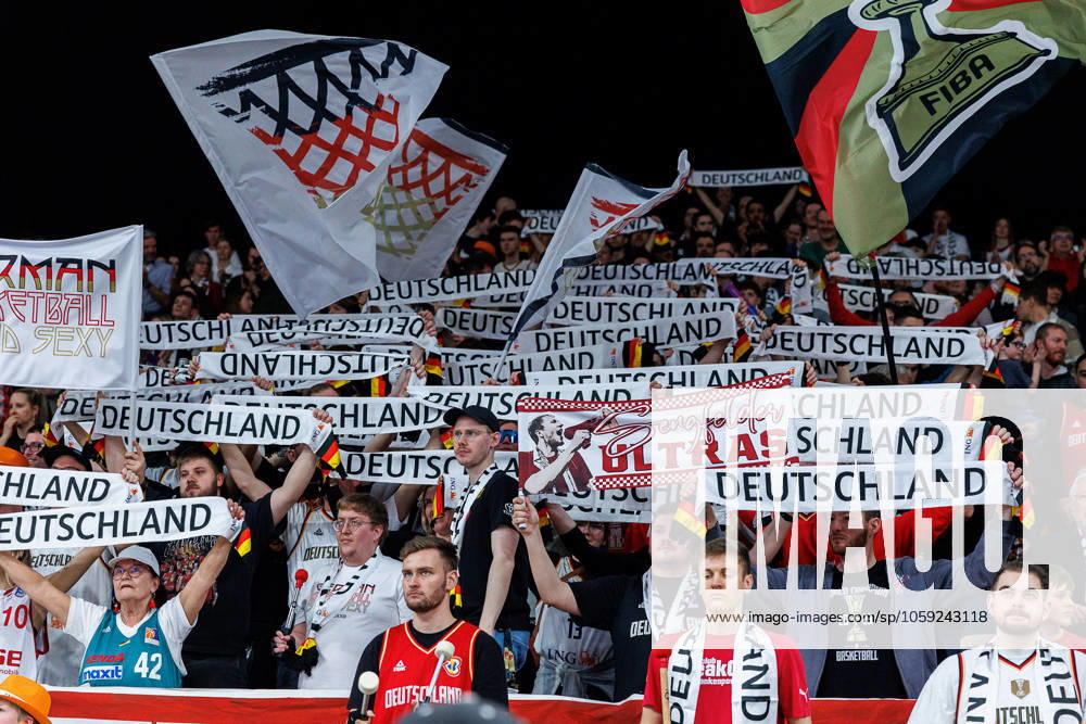 Fan, Fans, Zuschauer, jubelt, Jubel, positive Emotionen, positive Emotion, Symbolbild, Symbolfoto, Themenfoto, Themenbild, Deutschland vs. Bulgarien, Basketball, FIBA EuroBasket 2025 Qualifiers, Gruppe D - Spieltag 6, 23.02.2025 Deutschland vs. Bulgarien, Basketball, FIBA EuroBasket 2025 Qualifiers, Gruppe D - Spieltag 6, 23.02.2025 Bamberg