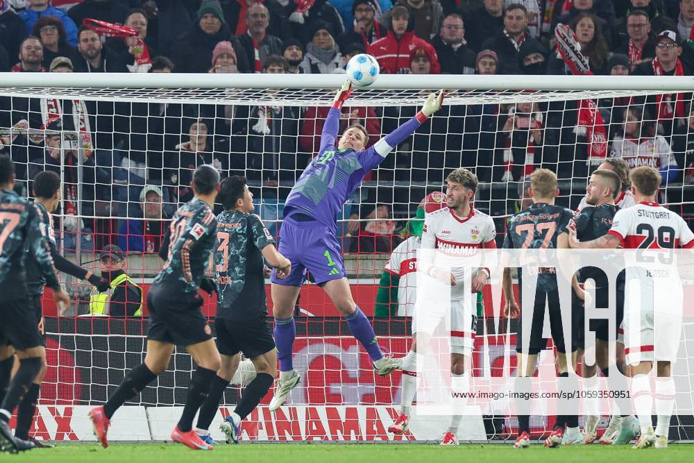 Torwartaktion von Manuel Neuer 1 (FC Bayern Muenchen), VfB Stuttgart vs. FC Bayern Muenchen, Fussball, 1. Bundesliga, 24. Spieltag, 28.02.2025 DFB regulations prohibit any use of photographs as image sequences and or quasi-video Stuttgart Baden-Wuerttemberg Deutschland