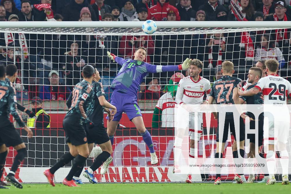 Torwartaktion von Manuel Neuer 1 (FC Bayern Muenchen), VfB Stuttgart vs. FC Bayern Muenchen, Fussball, 1. Bundesliga, 24. Spieltag, 28.02.2025 DFB regulations prohibit any use of photographs as image sequences and or quasi-video Stuttgart Baden-Wuerttemberg Deutschland