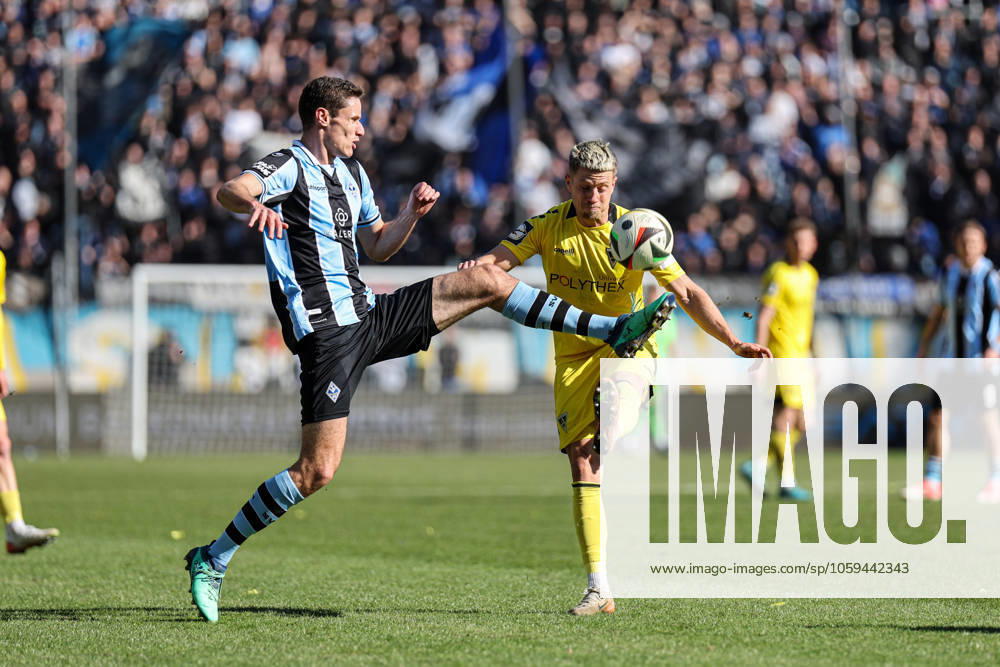 Maximilian Thalhammer (SV Waldhof Mannheim, 31) und Anton Heinz (Alemannia Aachen, Nr. 21) im Zweikampf beim SV Waldhof Mannheim - Alemannia Aachen am 02.03.25 in Carl Benz Stadion, Mannheim Foto: Alfio Marino
