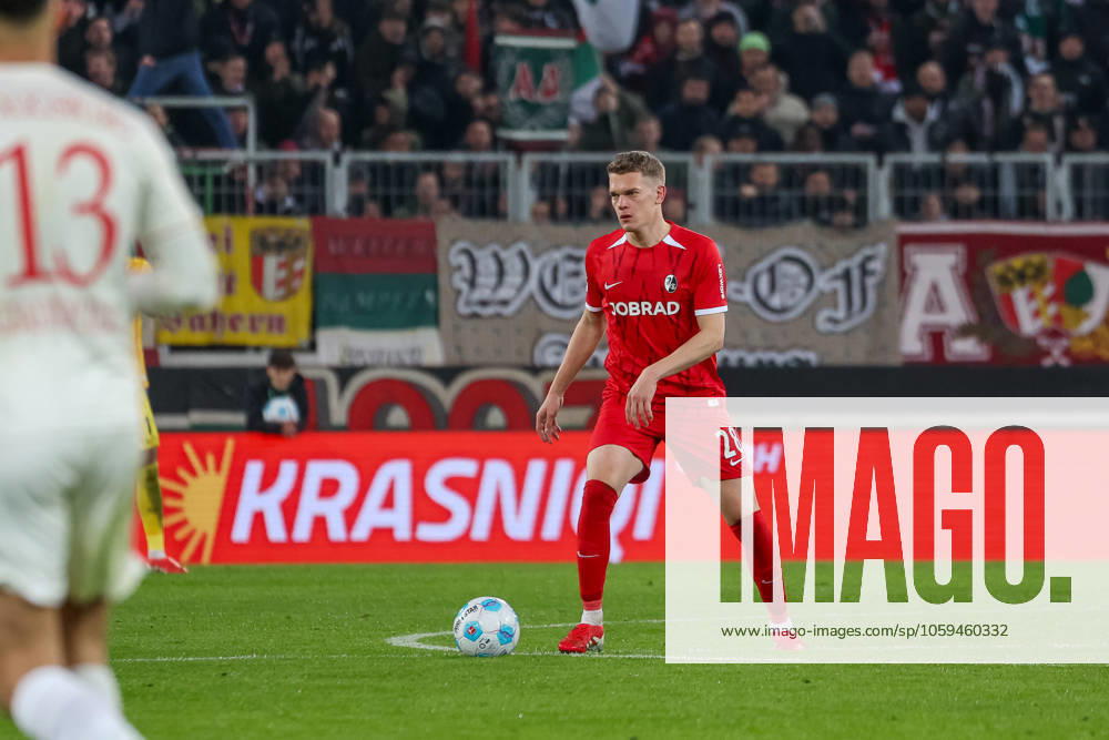 Matthias Ginter (SC Freiburg, 28) mit Ball, GER, FC Augsburg vs. SC Freiburg, Fussball, Bundesliga, 24. Spieltag, Spielzeit 2024 2025, 02.03.2025, , GER, FC Augsburg vs. SC Freiburg, Fussball, Bundesliga, 24. Spieltag, Spielzeit 2024 2025, 02.03.2025 Augsburg