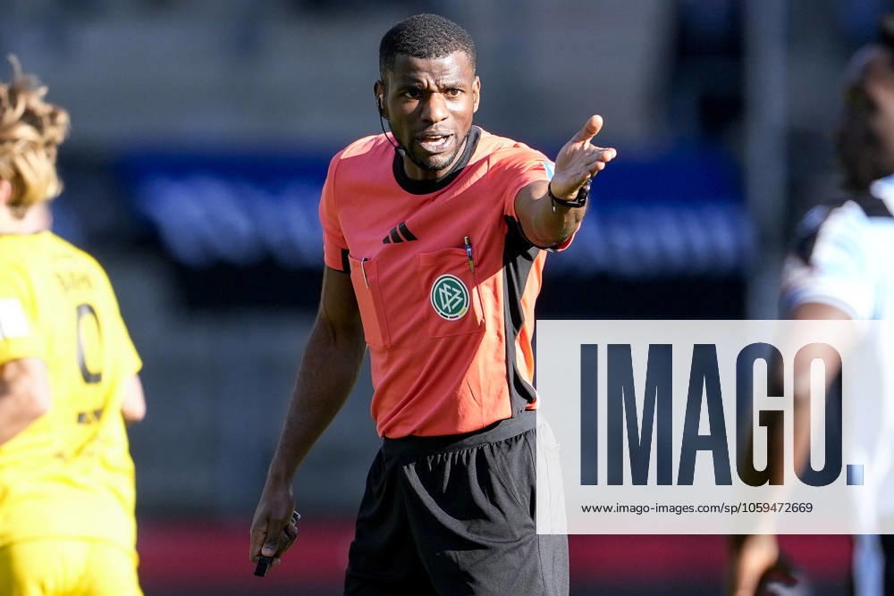 Assad Nouhoum (Schiedsrichter), gibt Anweisungen, gestikuliert, mit den Armen gestikulieren, Einzelbild, Einzelfoto, Aktion, Action, 02.03.2025, Mannheim (Deutschland), Fussball, 3. Liga, SV Waldhof Mannheim - Alemannia Aachen, DFB DFL REGULATIONS PROHIBIT ANY USE OF PHOTOGRAPHS AS IMAGE SEQUENCES AND OR QUASI-VIDEO.