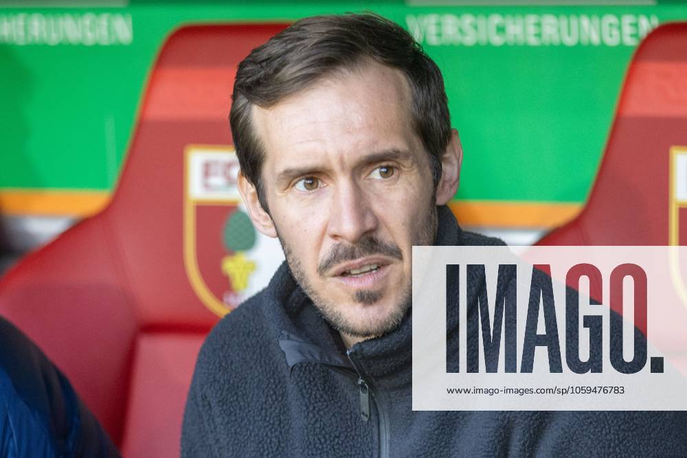 Trainer Julian Schuster (SC Freiburg) schaut, FC Augsburg vs. SC Freiburg, Fussball, 1. Bundesliga, 24. Spieltag, 02.03.2025 DFB regulations prohibit any use of photographs as image sequences and or quasi-video