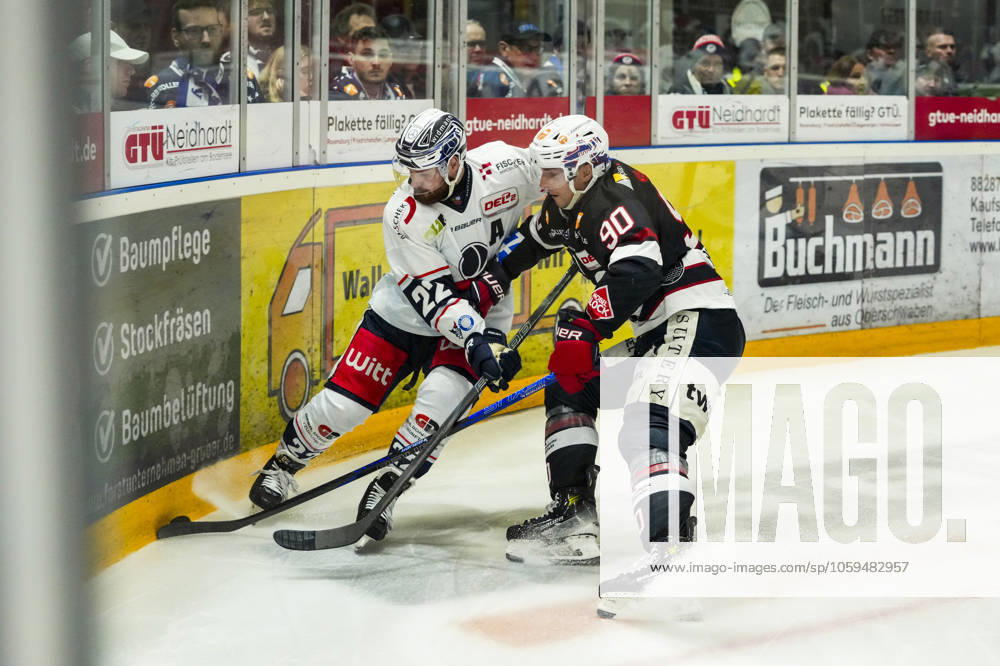 Kampf um den Puck Zweikampf zwischen Dominik Bohac (Blue Devils Weiden, 27) und Adam Payerl (Towerstars Ravensburg, 90), GER, Ravensburg Towerstars vs. Blue Devils Weiden, Eishockey, DEL2, Spielzeit 2024 2025, Spieltag 52, 23.09.25 GER, Ravensburg Towerstars vs. Blue Devils Weiden, Eishockey, DEL2, Spielzeit 2024 2025, Spieltag 52, 23.09.25 Ravenburg