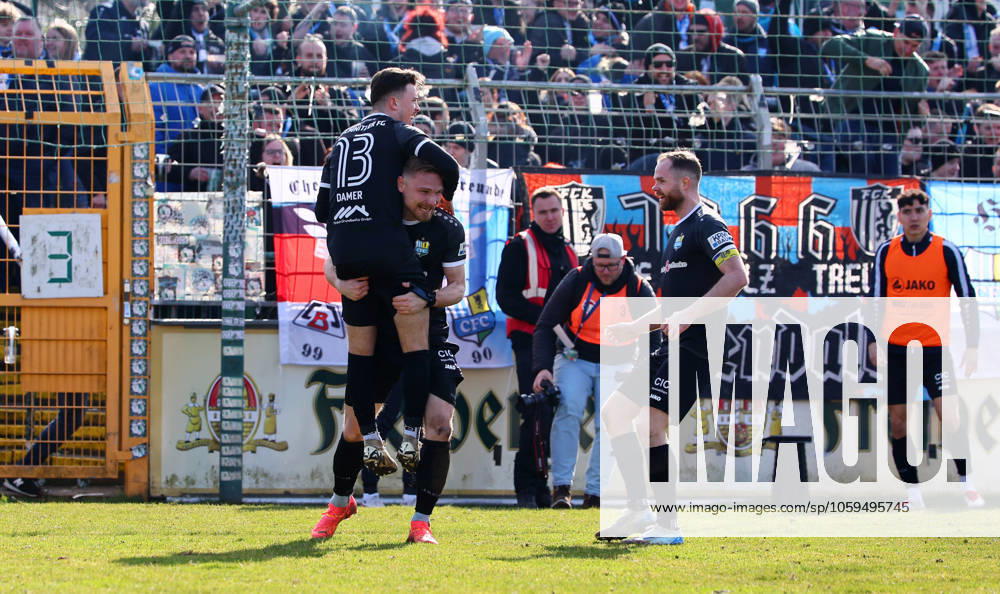 Leipzig, 02.03.2025, Alfred-Kunze-Sportpark,Fußball Regionalliga NO, Spieltag 24 , BSG CHEMIE LEIPZIG vs. CHEMNITZER FC , Tor für Chemnitz zum 1:1 Ausgleich. Eigentor. Im Bild: Chemnitzer Torjubel. V.l.: Leon Damer (13, Chemnitz), Robert Zickert (21, Chemnitz) und Tobias Müller Mueller (38, Chemnitz) , Nur für journalistische Zwecke. Only for editorial use! ,