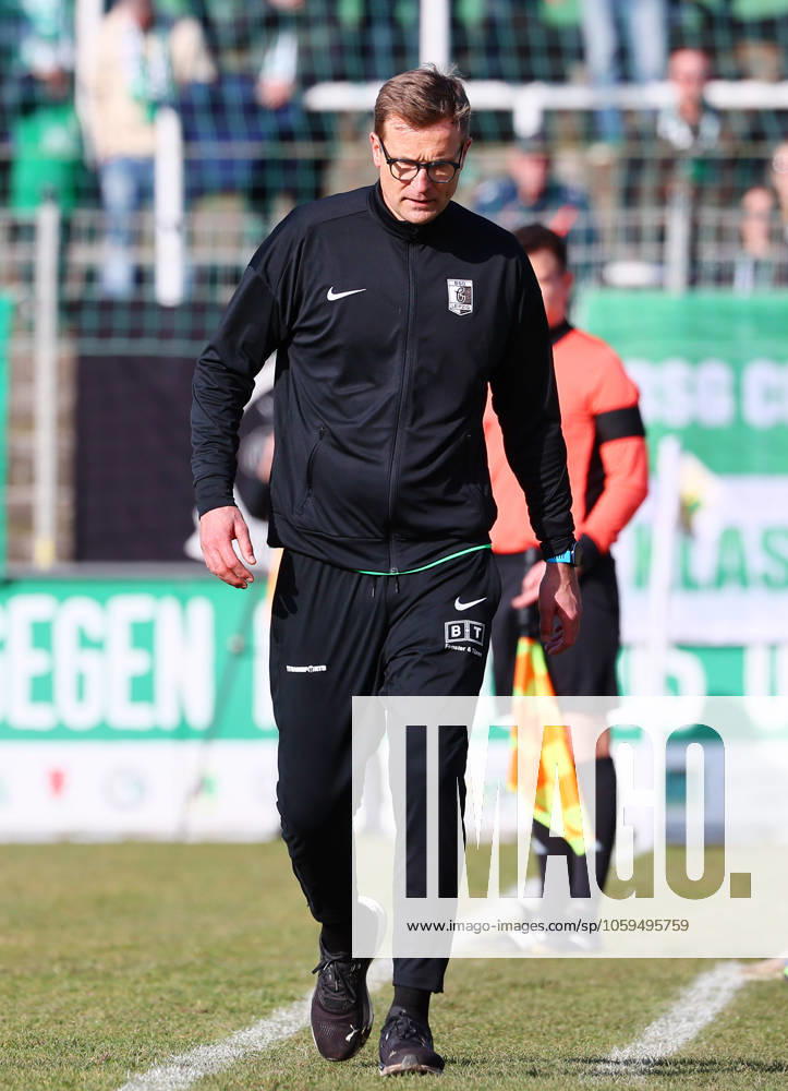 Leipzig, 02.03.2025, Alfred-Kunze-Sportpark,Fußball Regionalliga NO, Spieltag 24 , BSG CHEMIE LEIPZIG vs. CHEMNITZER FC , Platzverweis. Im Bild: David Bergner (Interims-Trainer Chemie Leipzig) verlässt nach Ampelkarte das Stadion , Nur für journalistische Zwecke. Only for editorial use! ,