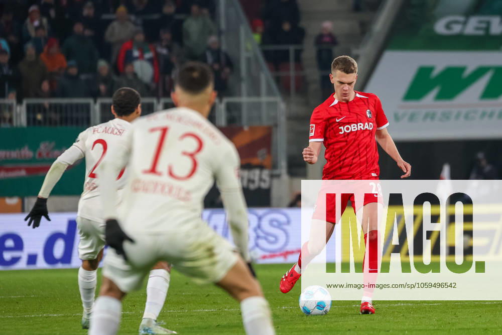 Matthias Ginter (SC Freiburg, 28) mit Ball, GER, FC Augsburg vs. SC Freiburg, Fussball, Bundesliga, 24. Spieltag, Spielzeit 2024 2025, 02.03.2025, , GER, FC Augsburg vs. SC Freiburg, Fussball, Bundesliga, 24. Spieltag, Spielzeit 2024 2025, 02.03.2025 Augsburg