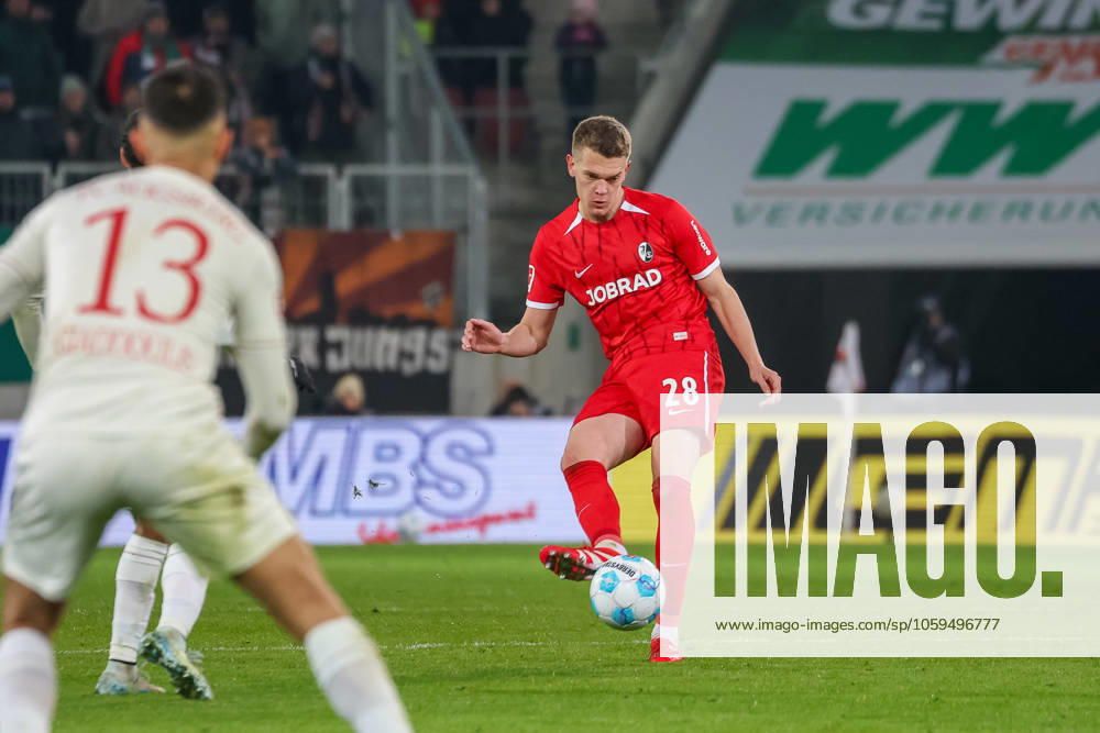 Matthias Ginter (SC Freiburg, 28) mit Ball, GER, FC Augsburg vs. SC Freiburg, Fussball, Bundesliga, 24. Spieltag, Spielzeit 2024 2025, 02.03.2025, , GER, FC Augsburg vs. SC Freiburg, Fussball, Bundesliga, 24. Spieltag, Spielzeit 2024 2025, 02.03.2025 Augsburg