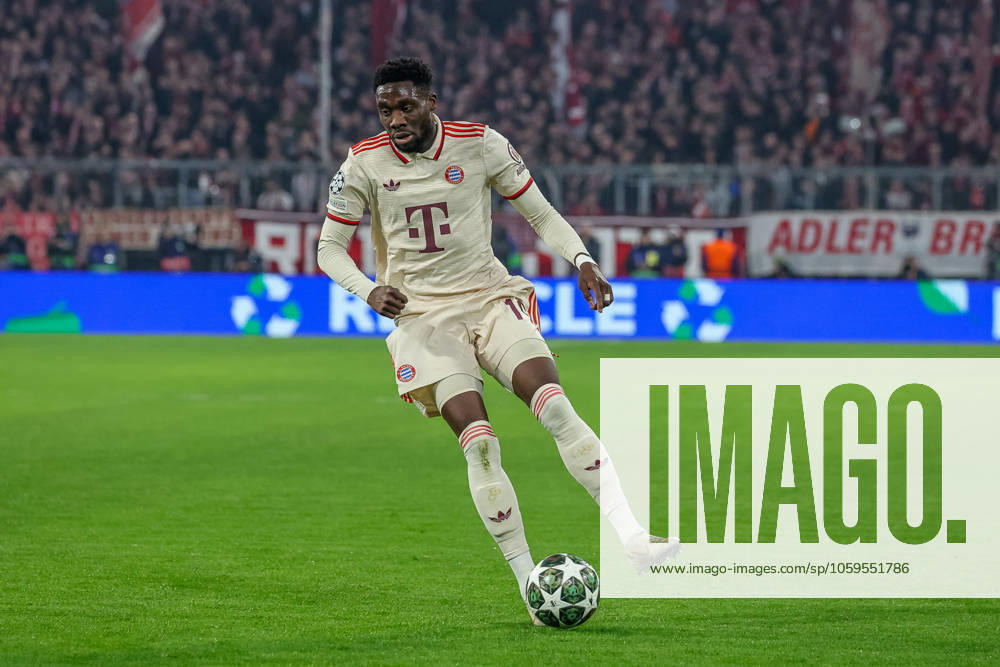Alphonso Davies (FC Bayern Muenchen, 19) mit Ball, GER, FC Bayern Muenchen vs. Bayer 04 Leverkusen, Fussball, UEFA Champions League, Achtelfinale Hinspiel, Spielzeit 2024 2025, 05.03.2025, GER, FC Bayern Muenchen vs. Bayer 04 Leverkusen, Fussball, UEFA Champions League, Achtelfinale Hinspiel, Spielzeit 2024 2025, 05.03.2025 Muenchen